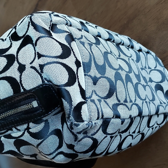 Coach Gallery Signature Tote w/ a Wristlet (RARE) - Picture 8 of 17